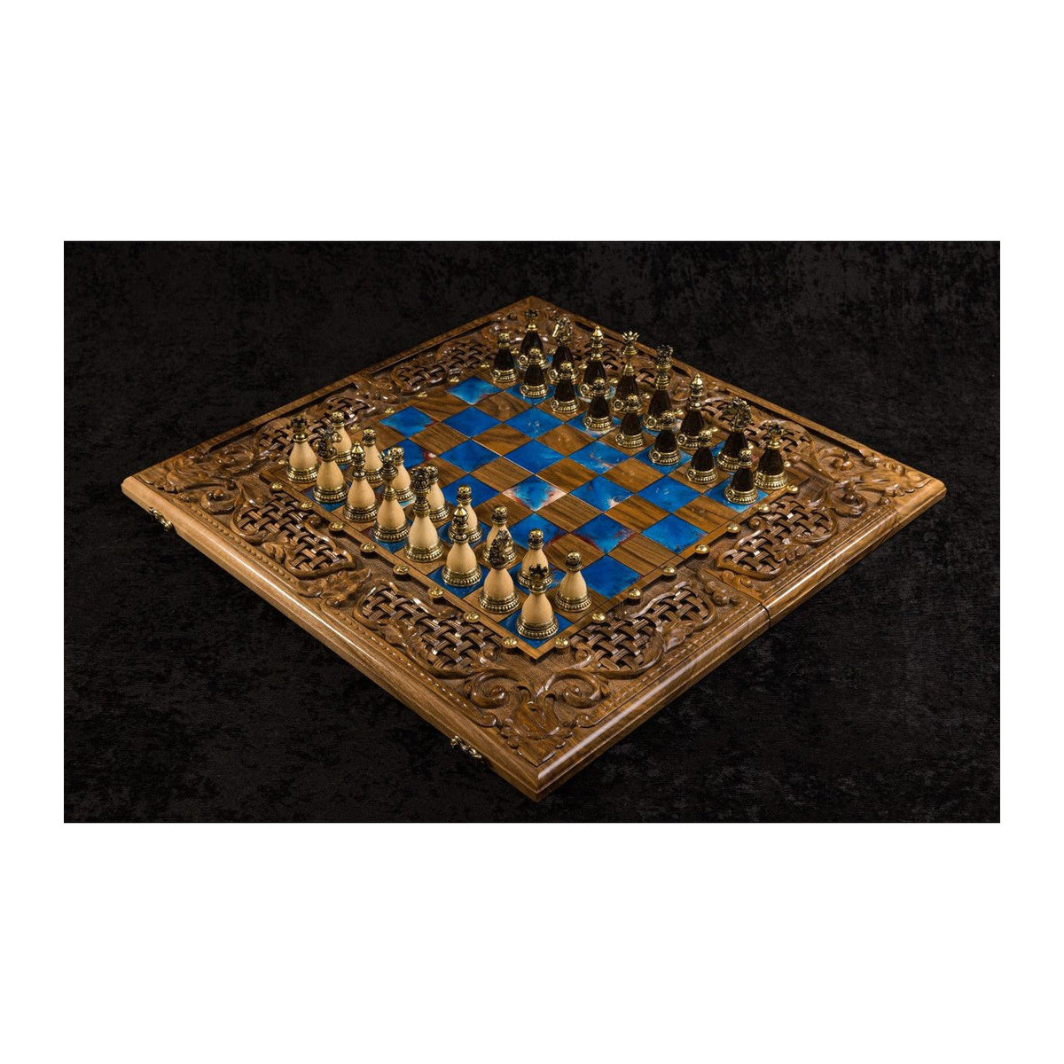 Schach- und Backgammon-Set aus Nussbaum mit Flechtornament & Epoxidharz, 60 cm (Modell 32215_63606)