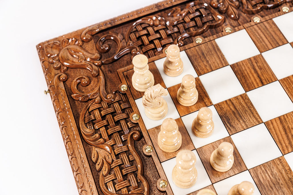 Einzigartiges Schach- und Backgammon-Set: Armenisches ornamentales Flechtmuster