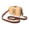 Beigefarbene Holztasche – hellbeige Holztasche mit graviertem Buchstaben und braunem Riemen