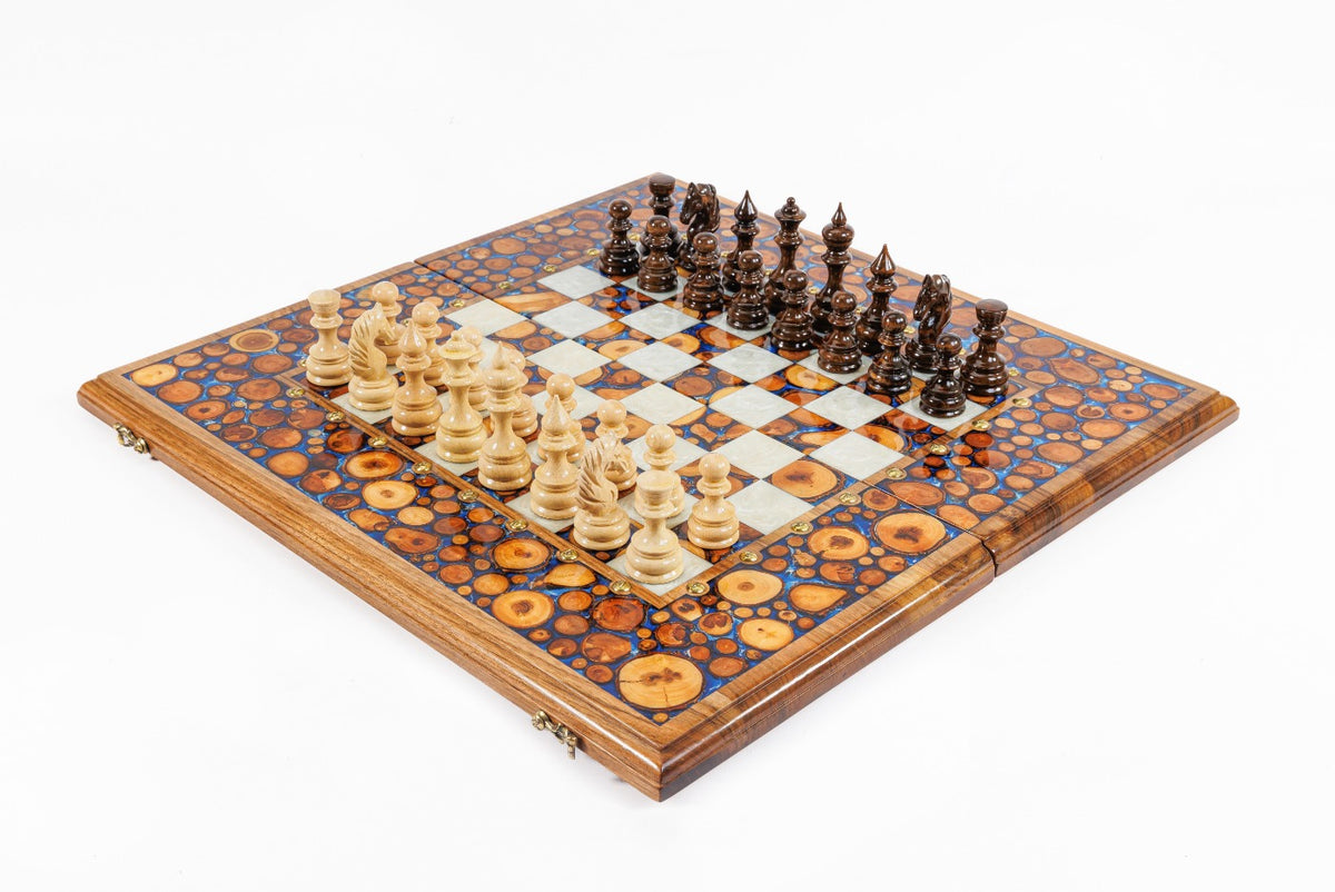 Schach- und Backgammon-Set aus Epoxidharz mit Scheiben von Baumästen