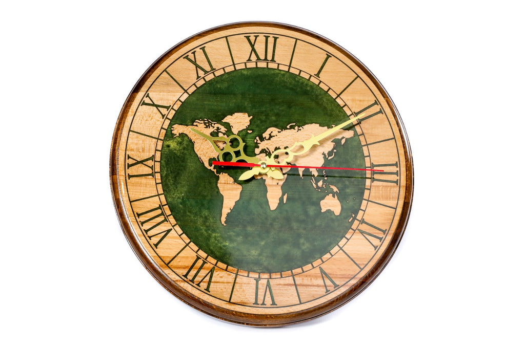Wanduhr mit grüner Weltkarte