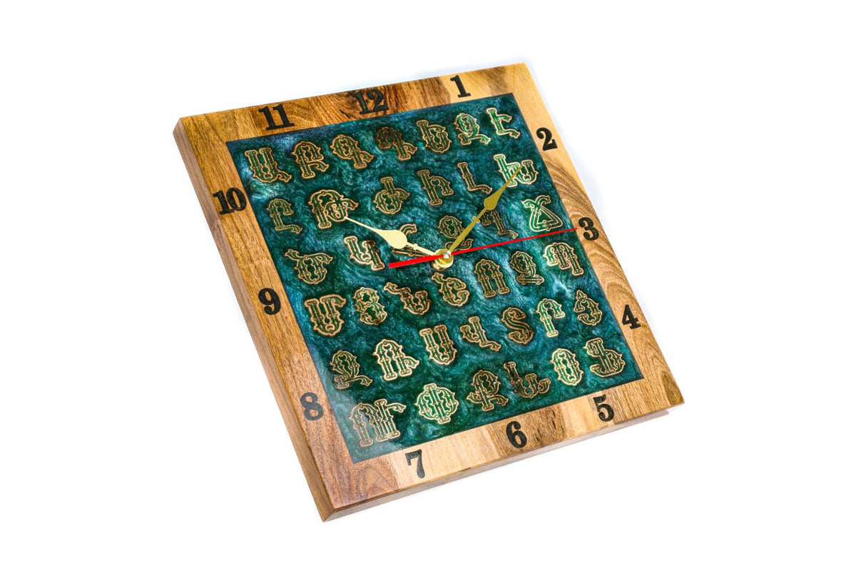 Reloj de pared cuadrado con alfabeto armenio