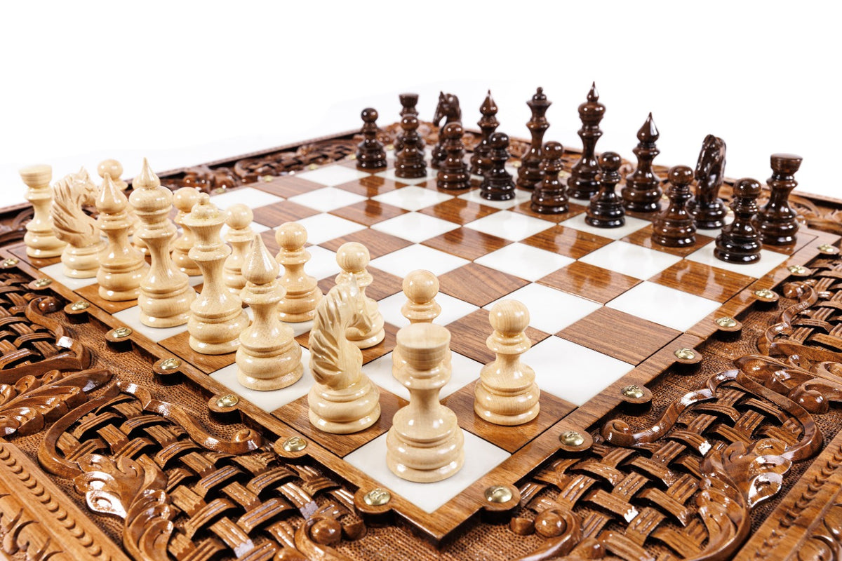 Einzigartiges Schach- und Backgammon-Set: Armenisches ornamentales Flechtmuster