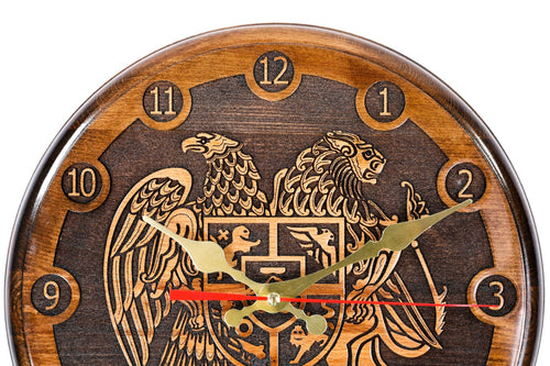 Wanduhr mit armenischem Wappen