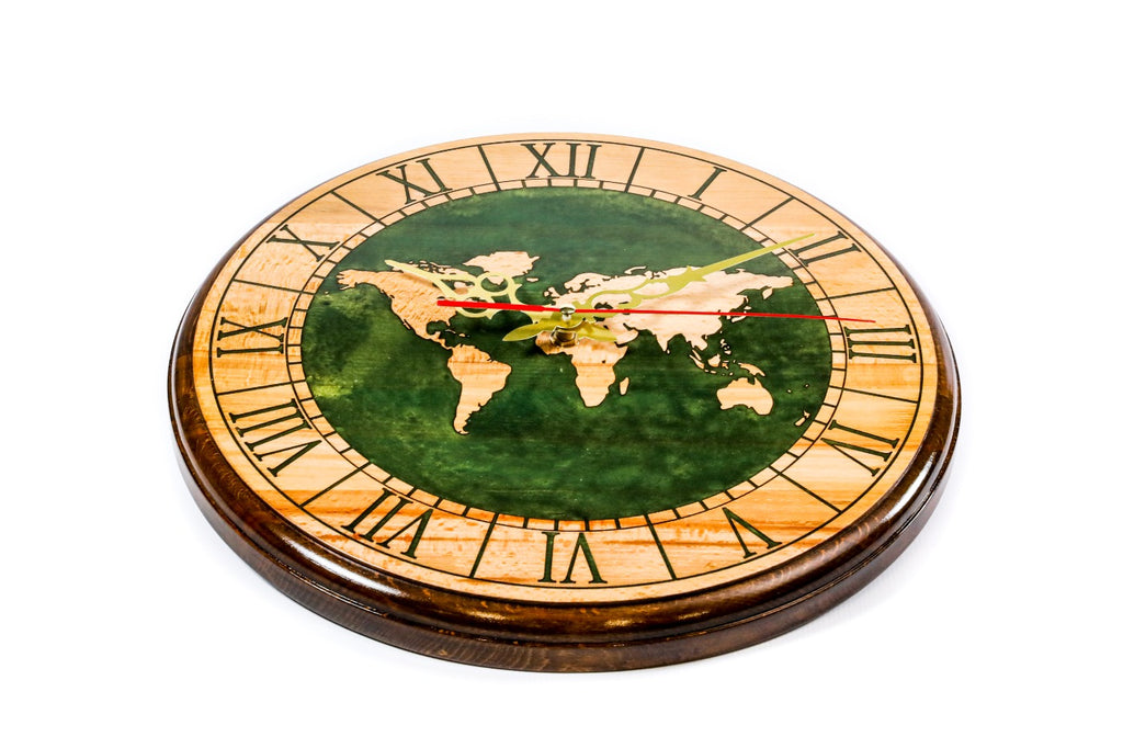 Wanduhr mit grüner Weltkarte