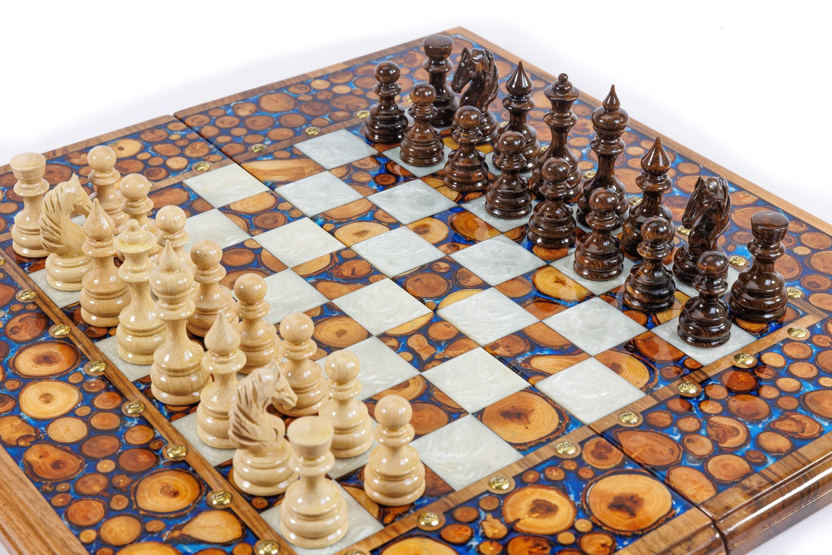 Schach- und Backgammon-Set aus Epoxidharz mit Scheiben von Baumästen