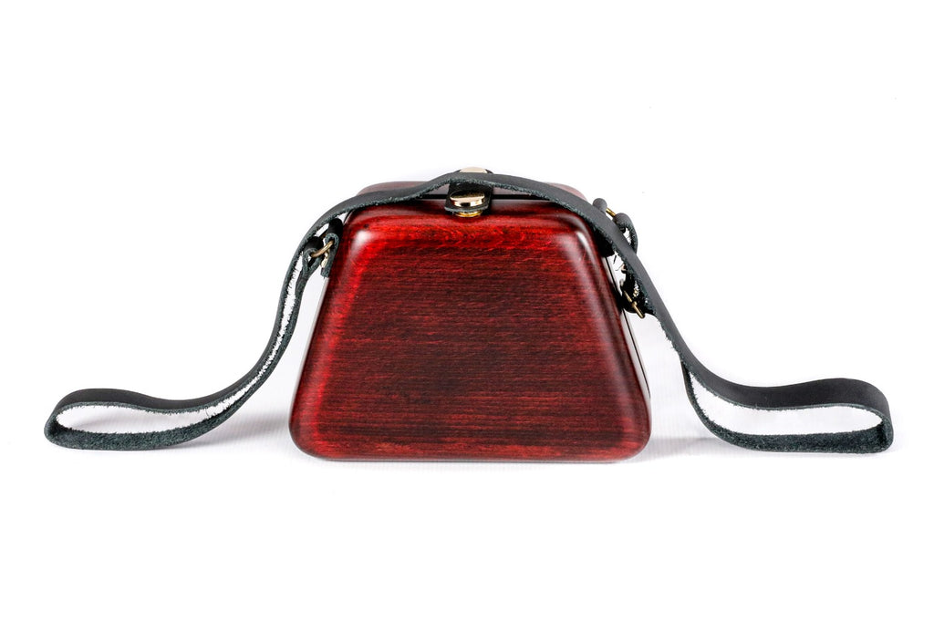 Rote Handtasche aus Holz