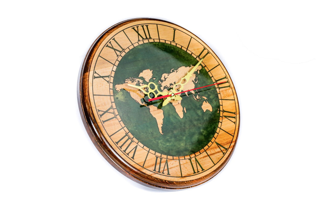 Wanduhr mit grüner Weltkarte