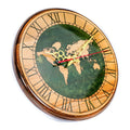 Wanduhr mit grüner Weltkarte