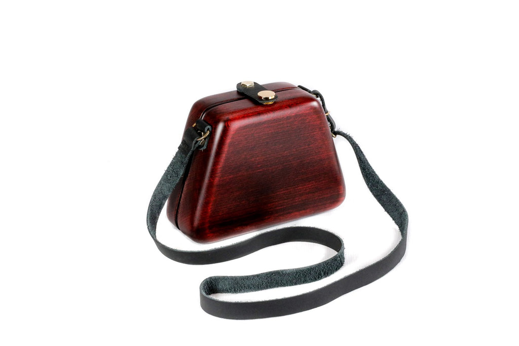 Rote Handtasche aus Holz
