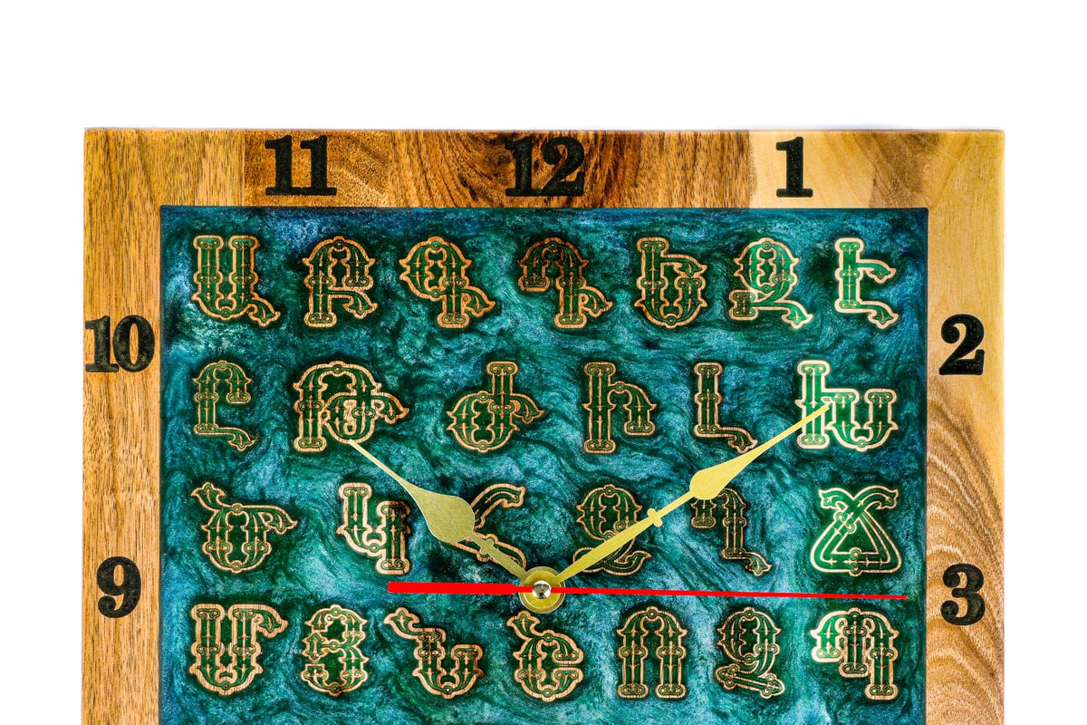 Reloj de pared cuadrado con alfabeto armenio