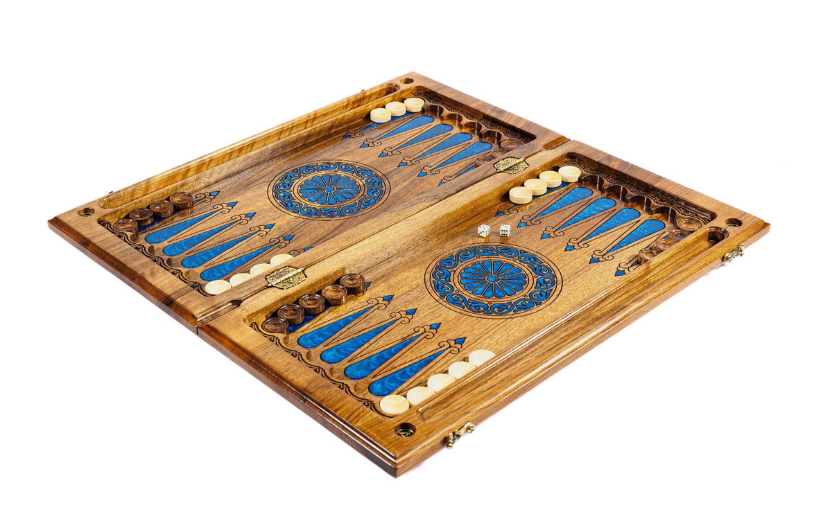Schach- und Backgammon-Set aus Epoxidharz mit Scheiben von Baumästen