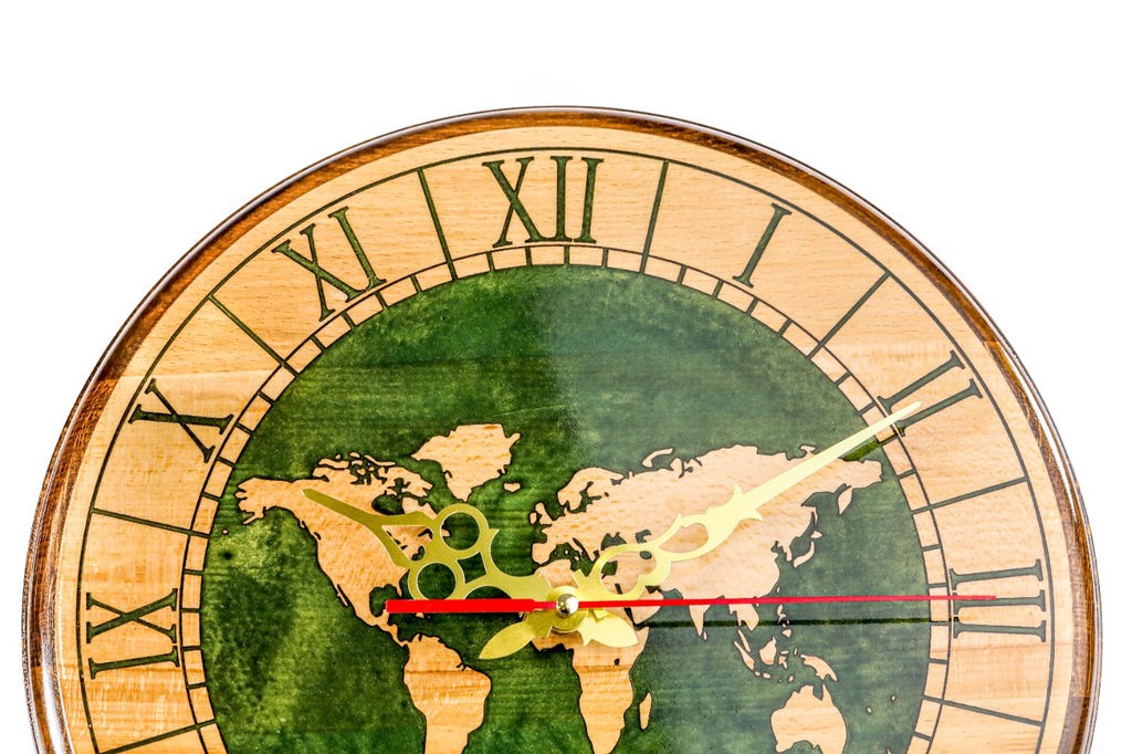 Wanduhr mit grüner Weltkarte