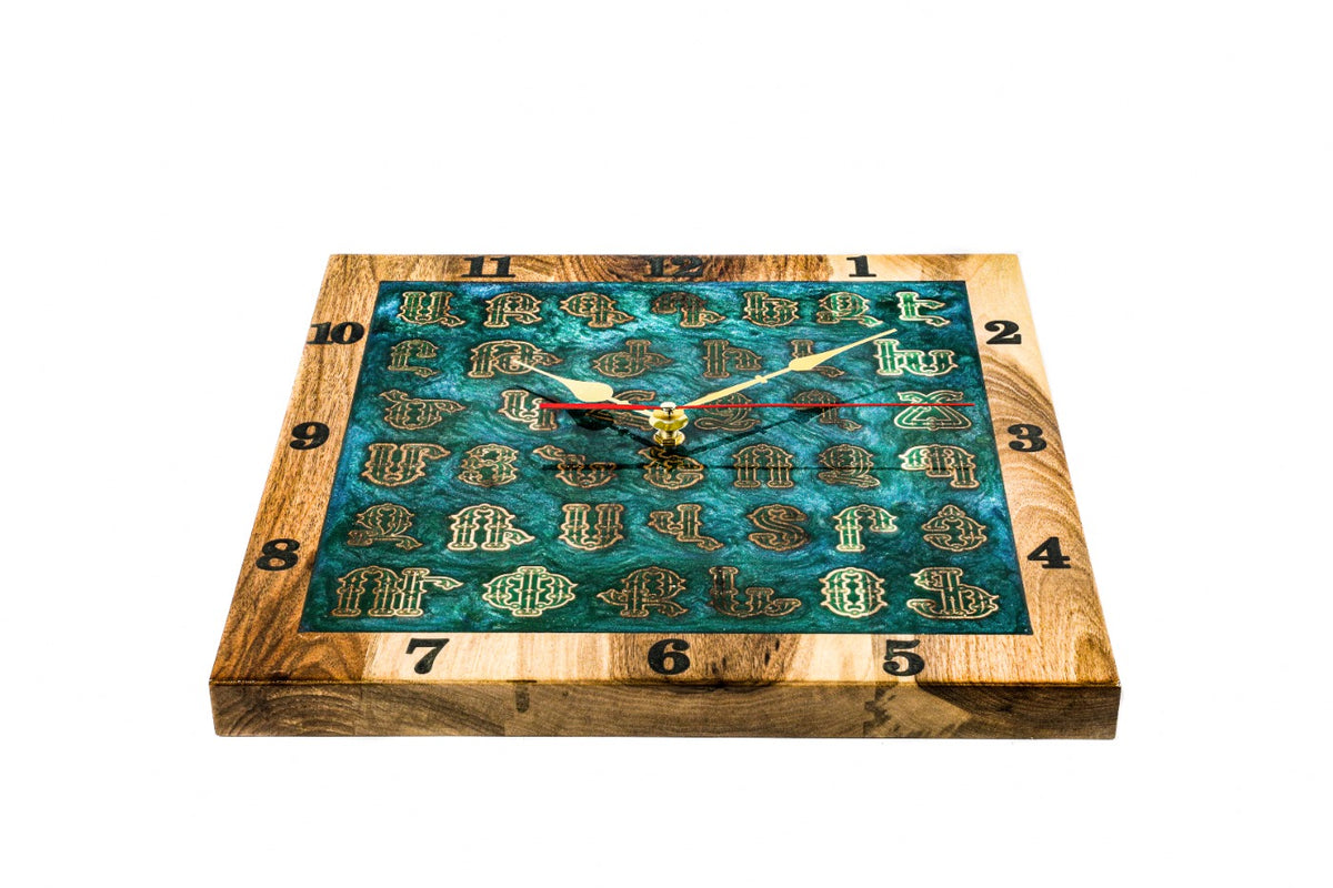 Reloj de pared cuadrado con alfabeto armenio