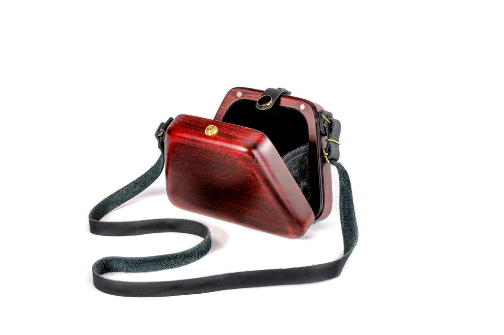 Rote Handtasche aus Holz