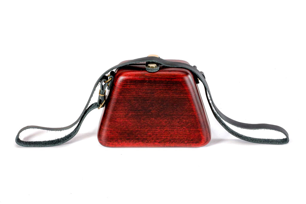Rote Handtasche aus Holz