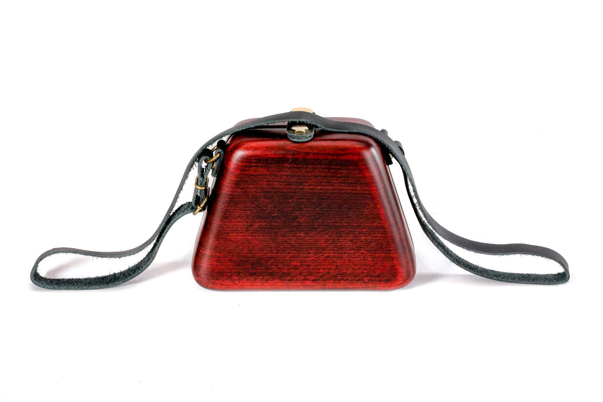 Rote Handtasche aus Holz