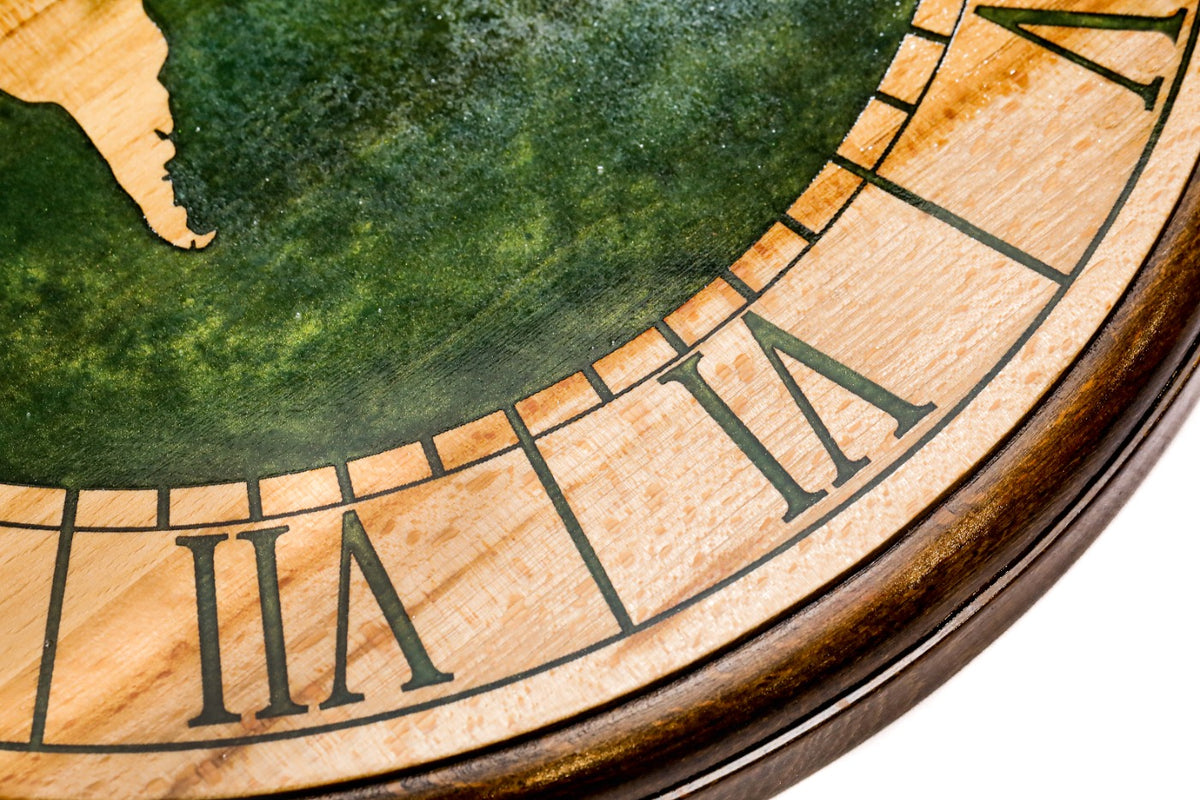Wanduhr mit grüner Weltkarte