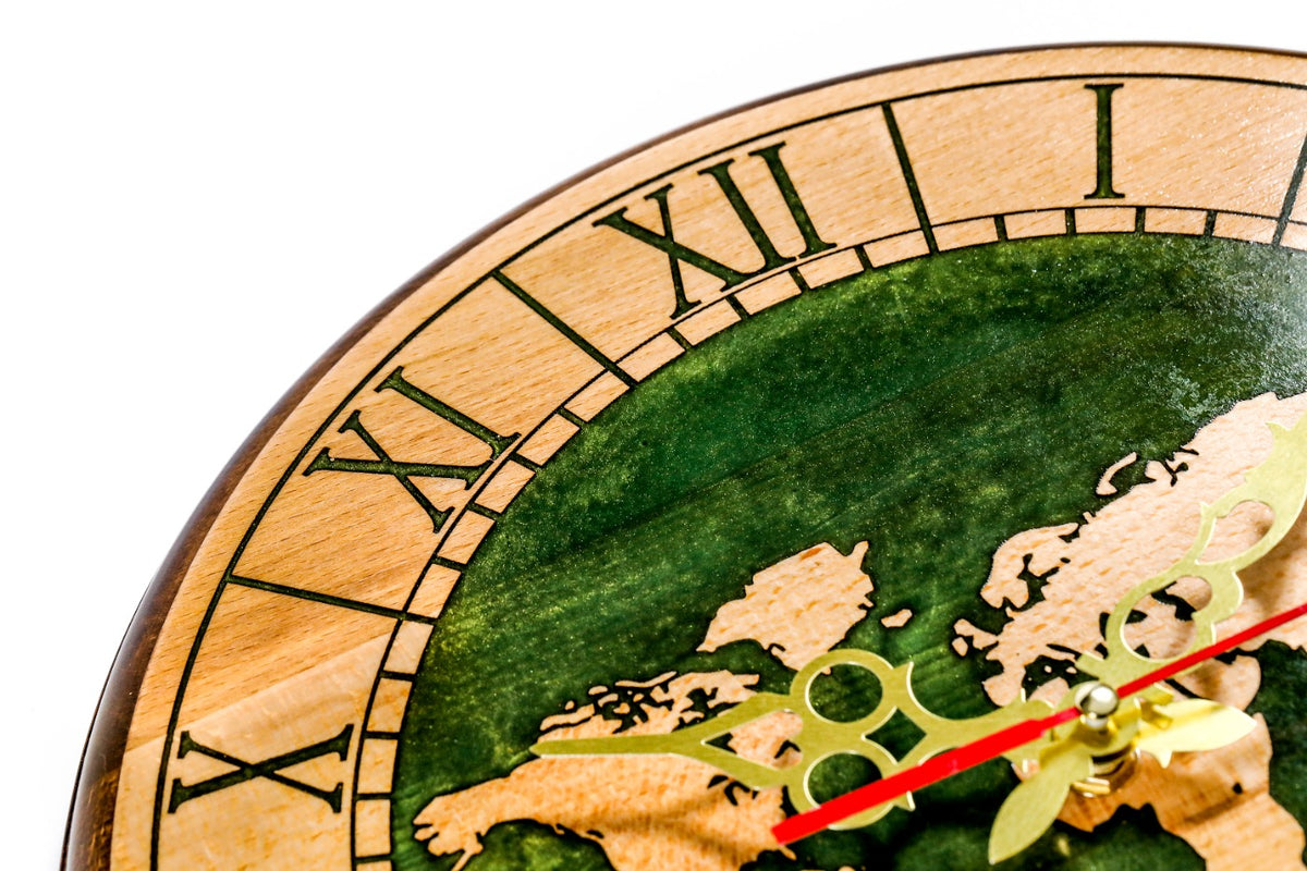 Wanduhr mit grüner Weltkarte