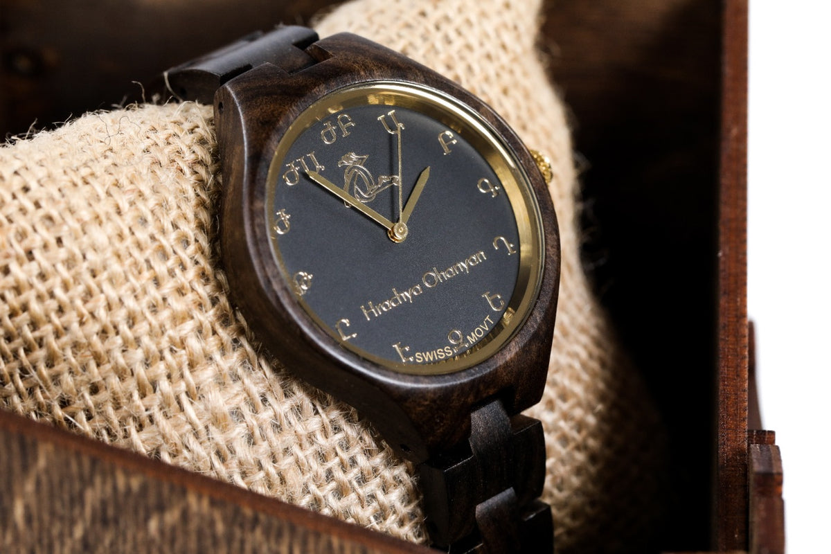 Armbanduhr für Damen aus Walnussholz – Schwarz