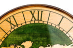 Wanduhr mit grüner Weltkarte