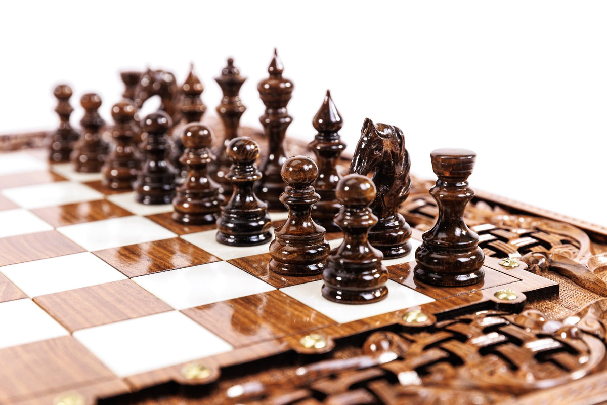 Einzigartiges Schach- und Backgammon-Set: Armenisches ornamentales Flechtmuster