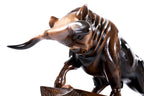 Skulptur eines Stiers aus Holz