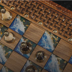 Schach- und Backgammon-Set aus Nussbaum mit Bernsteinsteinen, 60 cm – Foto 2