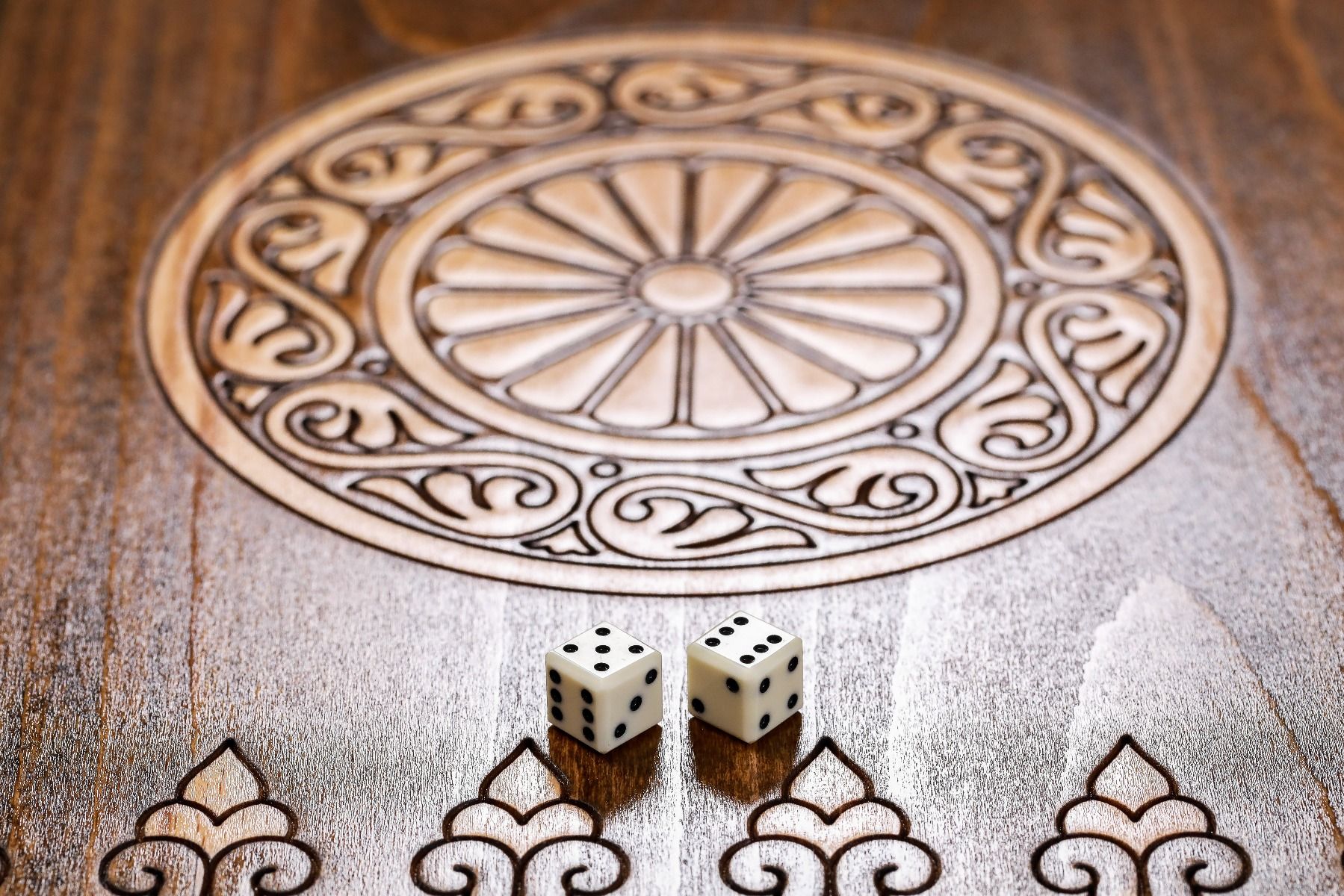 Backgammon With Ornamental Snowflake Motif Classic - HrachyaOhanyan Co