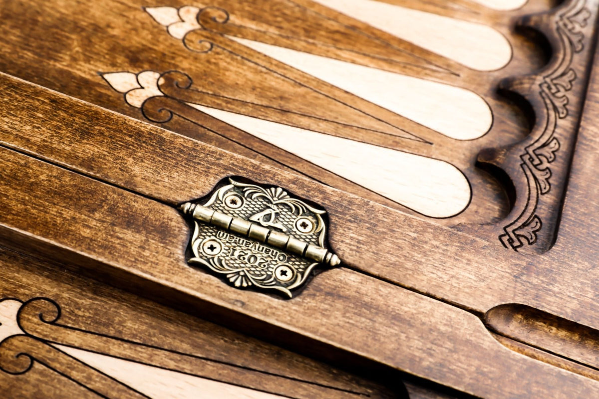 Backgammon mit Relief-Rosette auf Flechtgrund, 60 cm – Foto 7